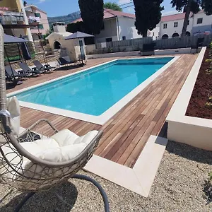 Apartment Mestrovic With Heated Swiming Pool- Near Split, Kaštela